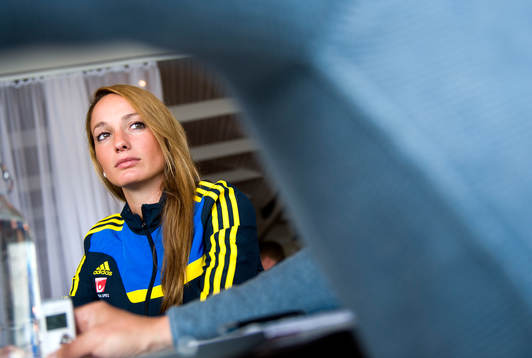 Sveriges Kosovare Asllani blir intervjuad