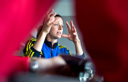 Sveriges Lotta Schelin blir intervjuad