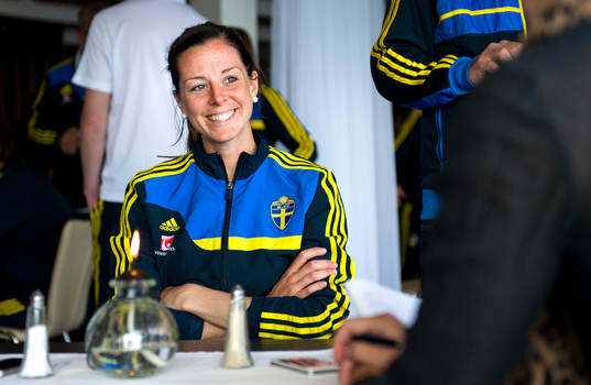 Sveriges Lotta Schelin blir intervjuad