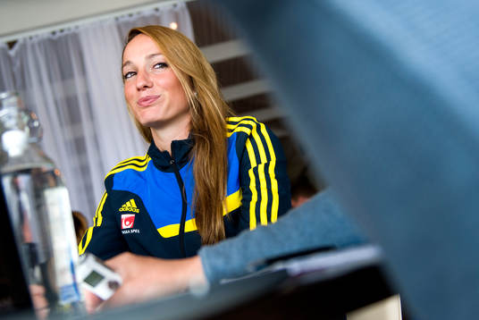 Sveriges Kosovare Asllani blir intervjuad
