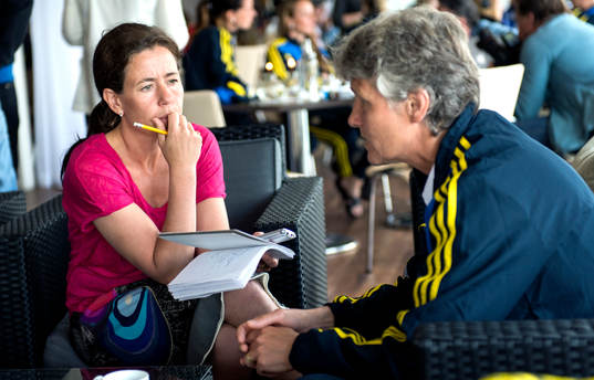 Petra Thorén, journalist på Aftonbladet, intervjuar Pia