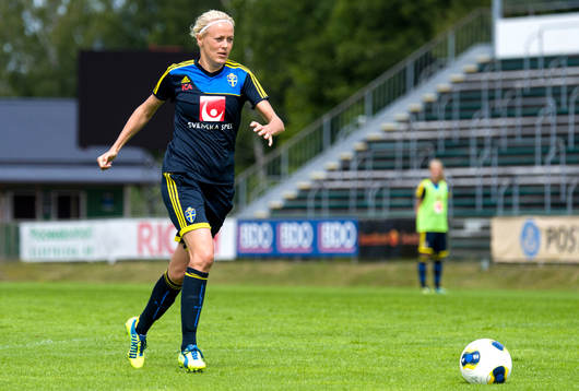 Sveriges Josefine Öqvist med bollen