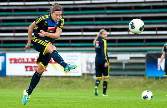 Sveriges Lina Nilsson skjuter mot mål