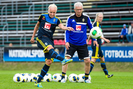 Sveriges Caroline Seger skjuter mot mål