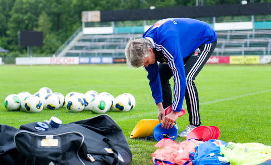 Sveriges förbundskapten Pia Sundhage gör i ordning innan