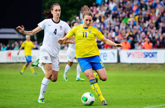 Englands Jill Scott jagar Sveriges Antonia Göransson