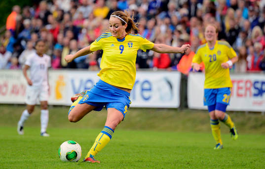 Sveriges Kosovare Asllani skjuter ett skott