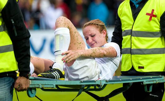 Englands Sophie Bradley bärs skadad av planen
