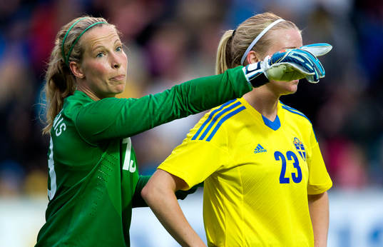 Englands målvakt Rachel Brown-Finnis pekar framför Jenny