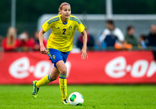 Sveriges Charlotte Rohlin med bollen