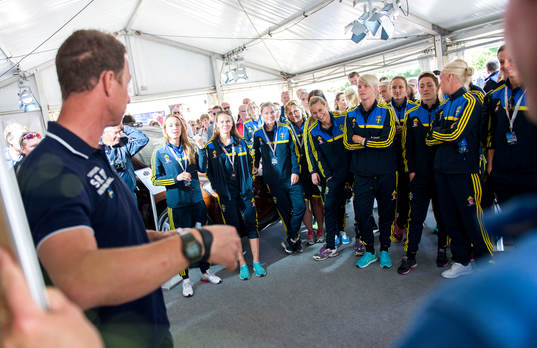 Fredrik Lööf instruerar laget i segling