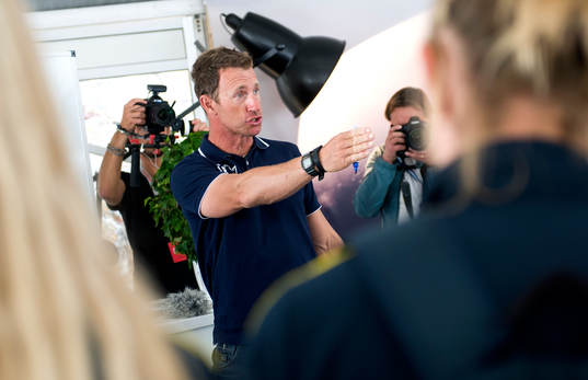 Fredrik Lööf instruerar laget i segling