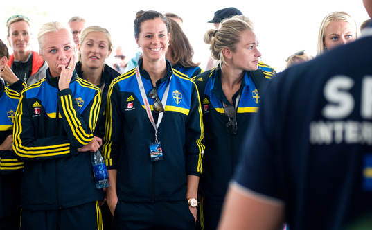 Caroline Seger och Lotta Schelin lyssnar på Fredrik Lööf
