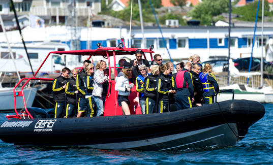 Delar av laget väntar på sin tur att prova på att segla