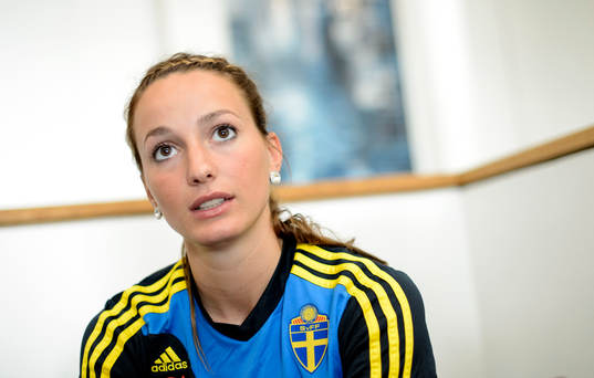 Sveriges Kosovare Asllani blir intervjuad