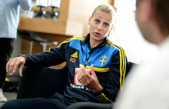 Sveriges Charlotte Rohlin blir intervjuad