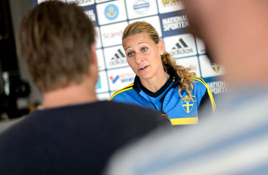 Sveriges Charlotte Rohlin blir intervjuad
