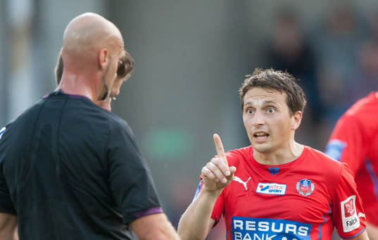 Ardian Gashi, Helsingborg, i dispyt med Stefan Johannesson,