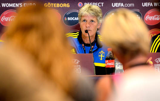 Sveriges förbundskapten Pia Sundhage svarar på frågor