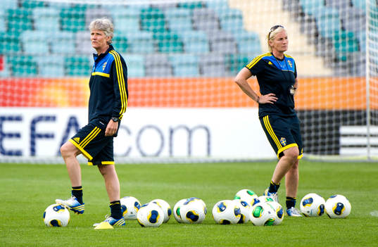 Sveriges förbundskapten Pia Sundhage och assisterande