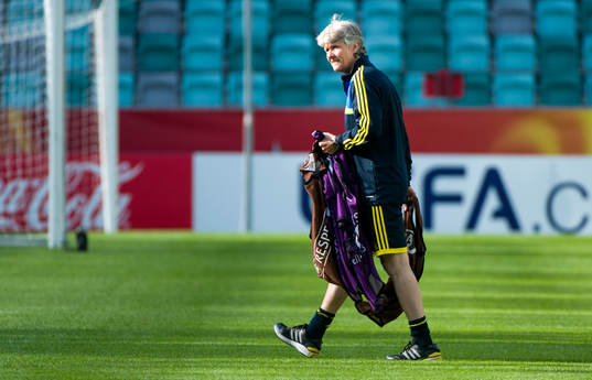Sveriges förbundskapten Pia Sundhage bär ett gäng västar