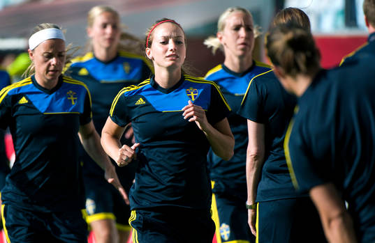 Sveriges Kosovare Asllani värmer upp