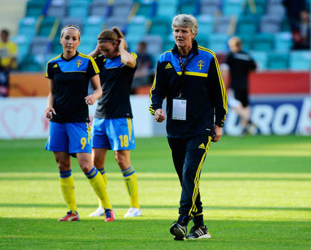Sveriges Kosovare Asllani och förbundskapten Pia Sundhage