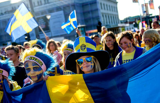 Supportrar från Camp Sweden tågar mot arenan innan