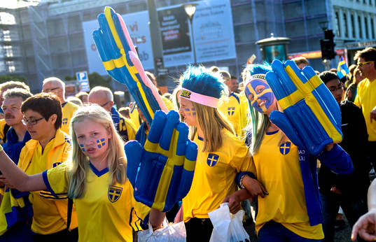 Supportrar från Camp Sweden tågar mot arenan innan
