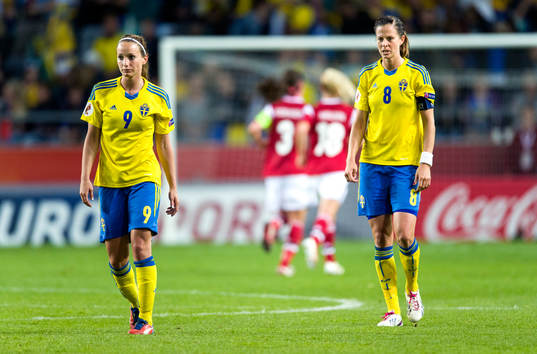 Sveriges Kosovare Asllani och Lotta Schelin deppar