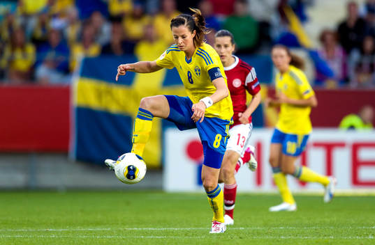 Sveriges Lotta Schelin tar emot bollen i matchen mellan