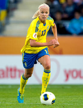 Sveriges Caroline Seger med bollen i matchen mellan Sverige