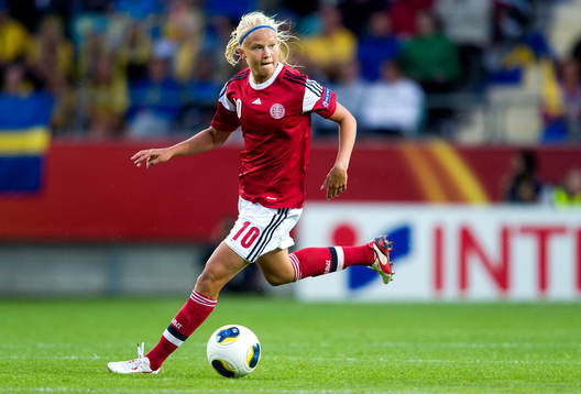 Danmarks Pernille Harder med bollen i matchen mellan