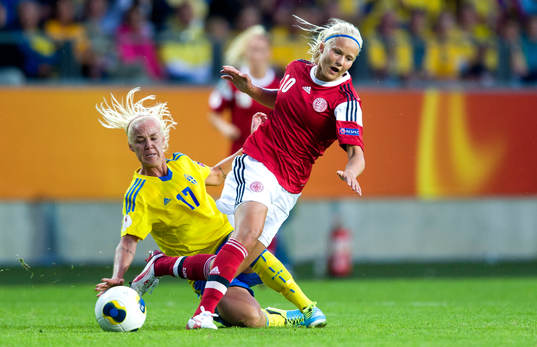 Sveriges Caroline Seger fäller Danmarks Pernille Harder i