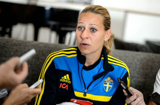 Sveriges Charlotte Rohlin blir intervjuad