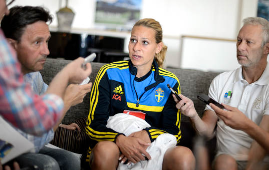 Sveriges Charlotte Rohlin blir intervjuad
