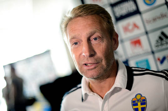 Sveriges finlandsscout Thomas Dennerby blir intervjuad