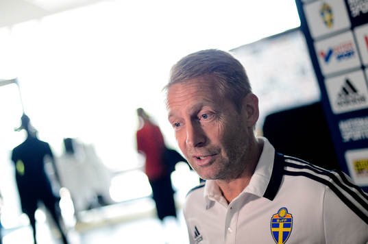 Sveriges finlandsscout Thomas Dennerby blir intervjuad