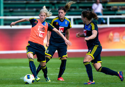 Sveriges Sofia Jakobsson i kamp om bollen med Olivia Schough