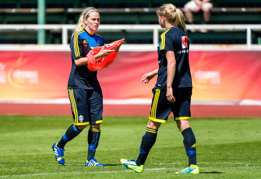 Sveriges Lisa Dahlkvist tar på sig en väst