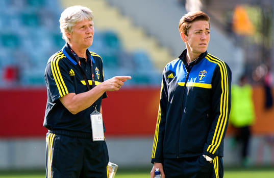 Sveriges förbundskapten Pia Sundhage och Therese Sjögran