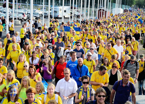 Supportrar innan matchen mellan Finland och Sverige
