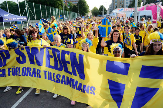 Supportrar innan matchen mellan Finland och Sverige