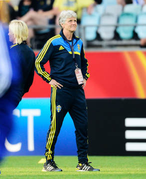Sveriges f?rbundskapten Pia Sundhage  innan matchen mellan