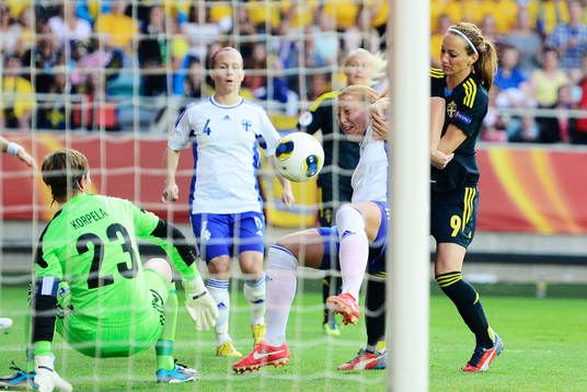 Finlands  Anna Westerlund täcker Sveriges Kosovare Asllani