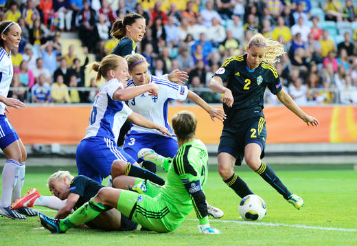 Sveriges Charlotte Rohlin  är när 0-2 skottet täcks bort