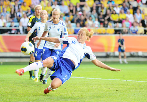 Finlands Anna Westerlund rensar undan en boll som håller