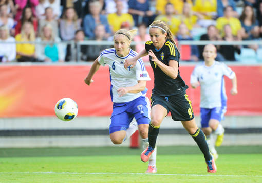 Finlands Laura Kivist? och Sveriges Kosovare Asllani i