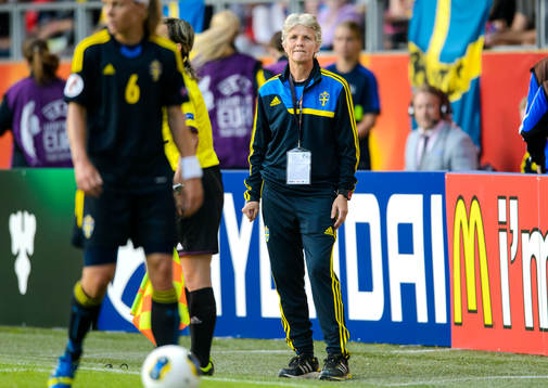 Sveriges förbundskapten Pia Sundhage följer spelet i