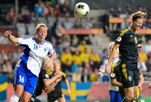 Sveriges Lotta Schelin (h) nickar in bollen till 0-5 förbi